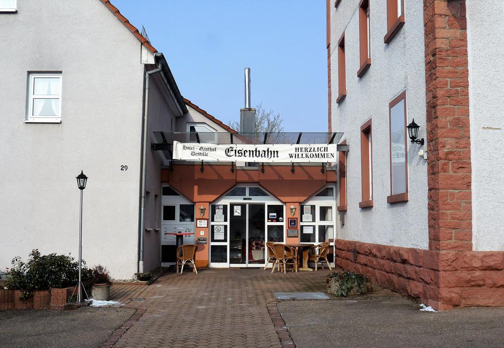 Hotel-Gasthof-Destille-Eisenbahn Mosbach  Esterno foto